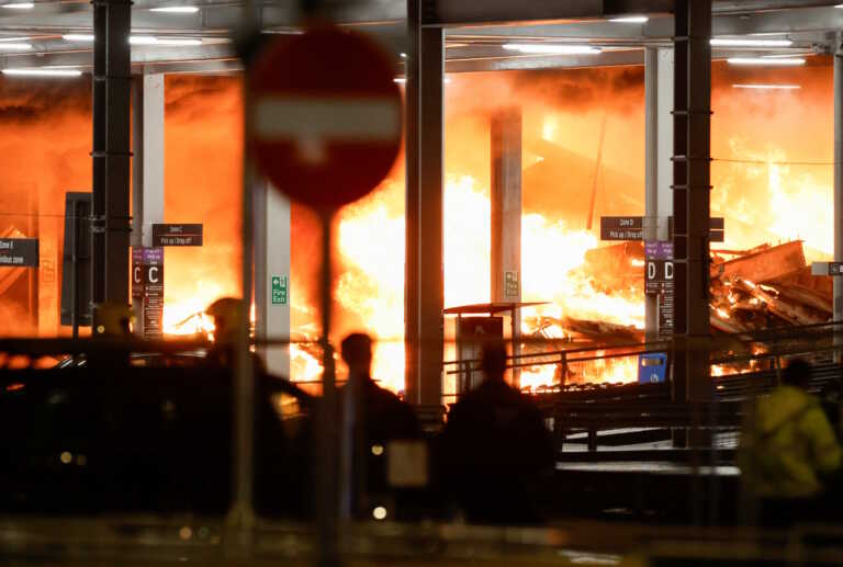 Ξαναρχίζουν οι πτήσεις μετά την τεράστια φωτιά στο πάρκινγκ του αεροδρομίου του Λούτον