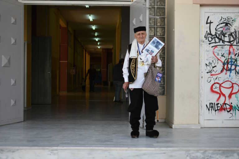 Λαρισαίος ψήφισε με τσαρούχια και γκλίτσα - Βαστούσε και φωτογραφία του Παύλου Μελά