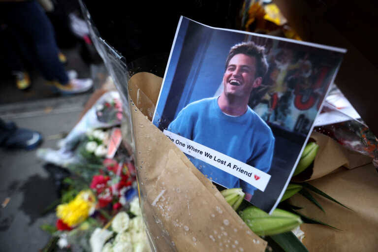 Νέες αποκαλύψεις για το θάνατο του Matthew Perry - Ο βοηθός του τον βρήκε κάτω από το νερό στο τζακούζι