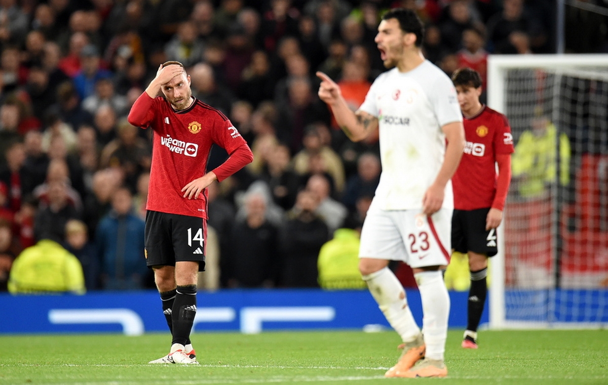 epa10898514 Christian Eriksen (L) of Manchester United reacts after Galatasaray scored during the UEFA Champions League Group A match between Manchester United and Galatasaray Istanbul in Manchester, Britain, 03 October 2023.  EPA