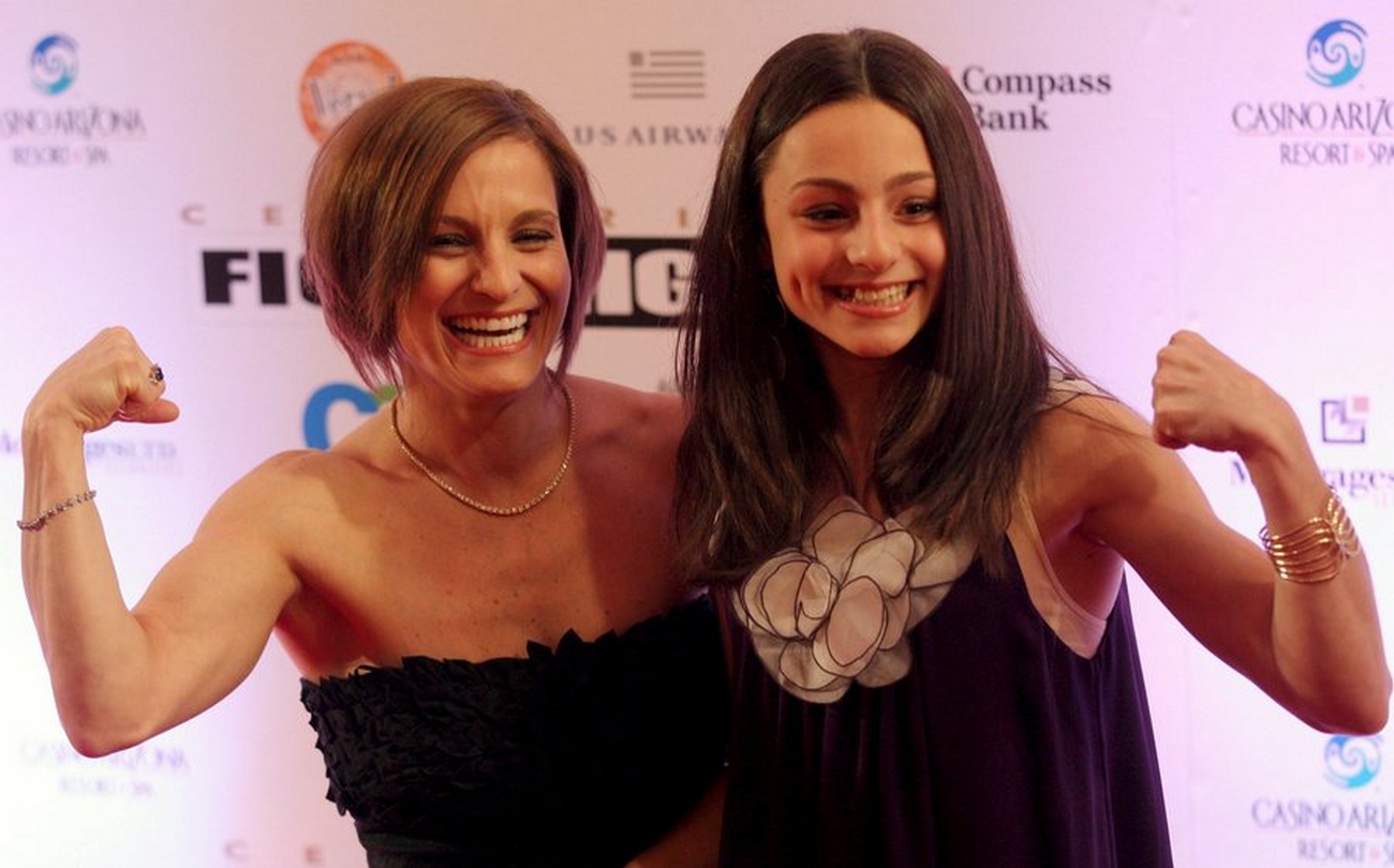 epa01305878 Former US gymnast Mary Lou Retton (L) and her daughter Shayla pose for photographers as they arrive for Muhammad Ali's Celebrity Fight Night XIV in Phoenix, Arizona, USA, 05 April 2008. The event raises money for the Muhammad Ali Parkinson Center and other charities.  EPA