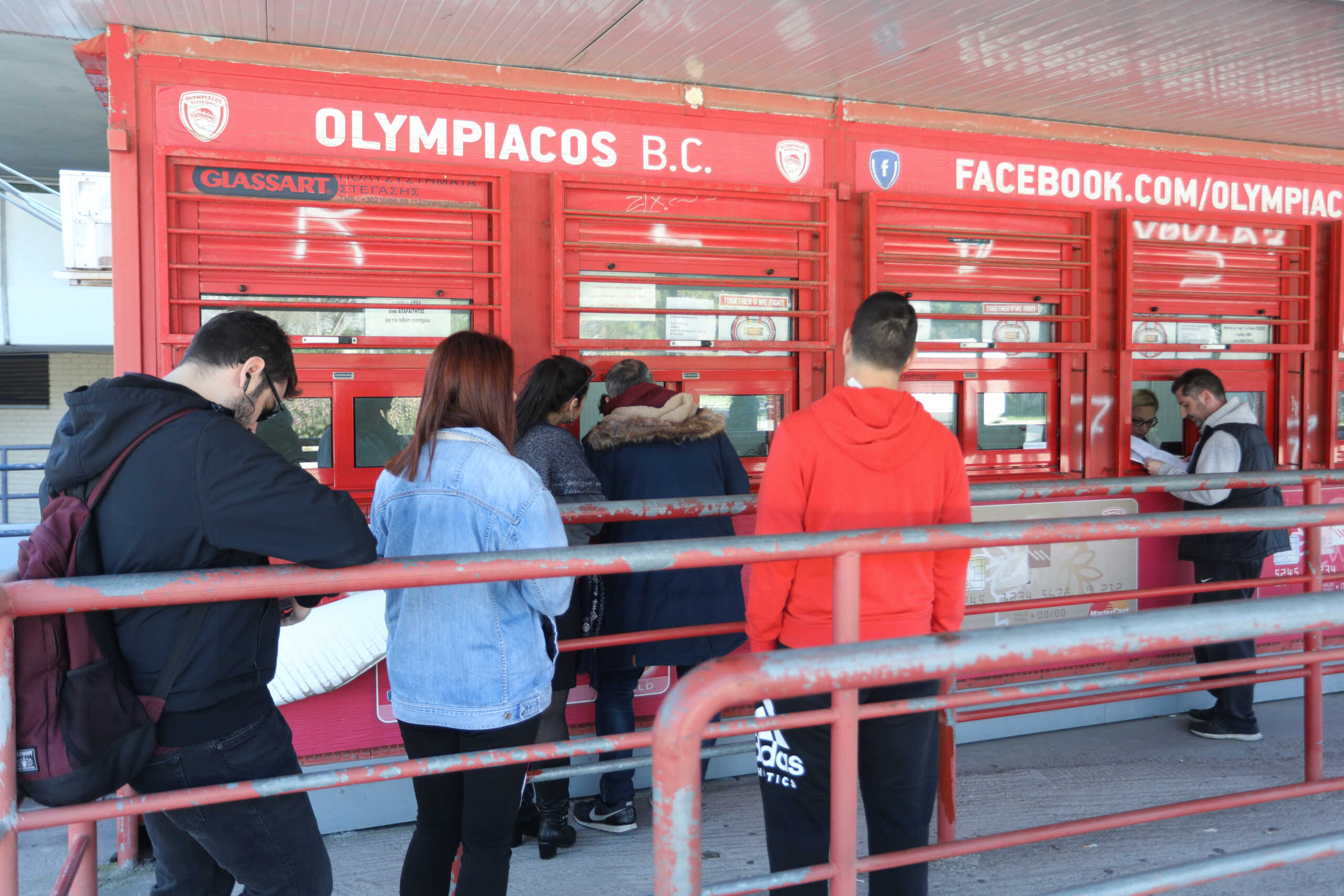 Ολυμπιακός – Παναθηναϊκός: Ουρές έξω από το «Καραϊσκάκης» για ένα εισιτήριο του ντέρμπι