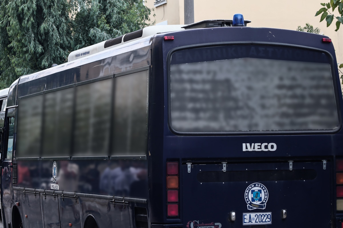 Απολογία στον εισαγγελέα των 87 ατόμων που συνελήφθησαν το απόγευμα της Κυριακής στην περιοχή της Νέας Ιωνίας, Δευτέρα 2 Οκτωβρίου 2023. Όπως αναφέρει ανακοίνωση της ΕΛΑΣ, αστυνομικοί της Ομάδας ΔΙ.ΑΣ. εντόπισαν κοντά στο γήπεδο της περιοχής 23 άτομα, εκ των οποίων οι 13 ανήλικοι, τα οποία είχαν μαζί τους κομμάτια ξύλου και ράβδο. Σε άλλο σημείο εντοπίστηκαν ακόμη 64 άτομα, από τους οποίους οι 49 ανήλικοι, στην κατοχή των οποίων βρέθηκαν και κατασχέθηκαν ναρκωτικές ουσίες, φωτοβολίδες, κροτίδες, λίμα και σίδερο.
(ΚΩΣΤΑΣ ΤΖΟΥΜΑΣ