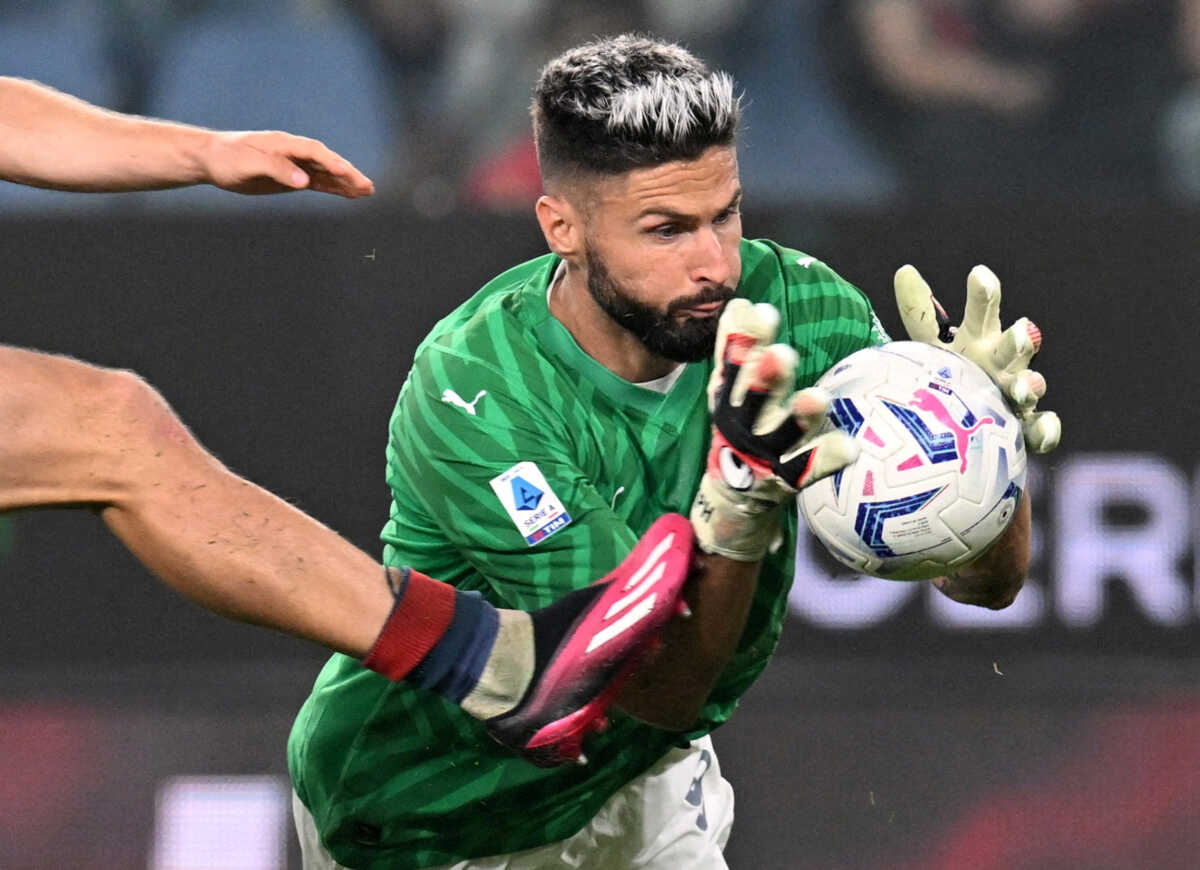 Soccer Football - Serie A - Genoa v AC Milan - Stadio Comunale Luigi Ferraris, Genoa, Italy - October 7, 2023 AC Milan's Olivier Giroud makes a save after going in goal to replace Mike Maignan who was sent off  REUTERS