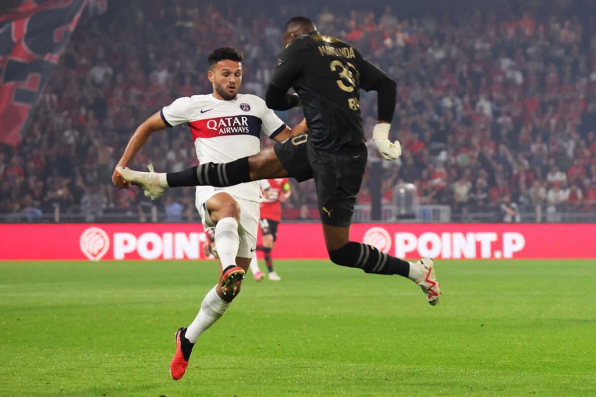 epa10908318 Paris Saint Germain's Goncalo Ramos (L) and Rennes's goalkeeper Steve Mandanda (R) in action during the French Ligue 1 soccer match between Stade Rennais and PSG at the Roazhon Park stadium in Rennes, France, 08 October 2023.  EPA