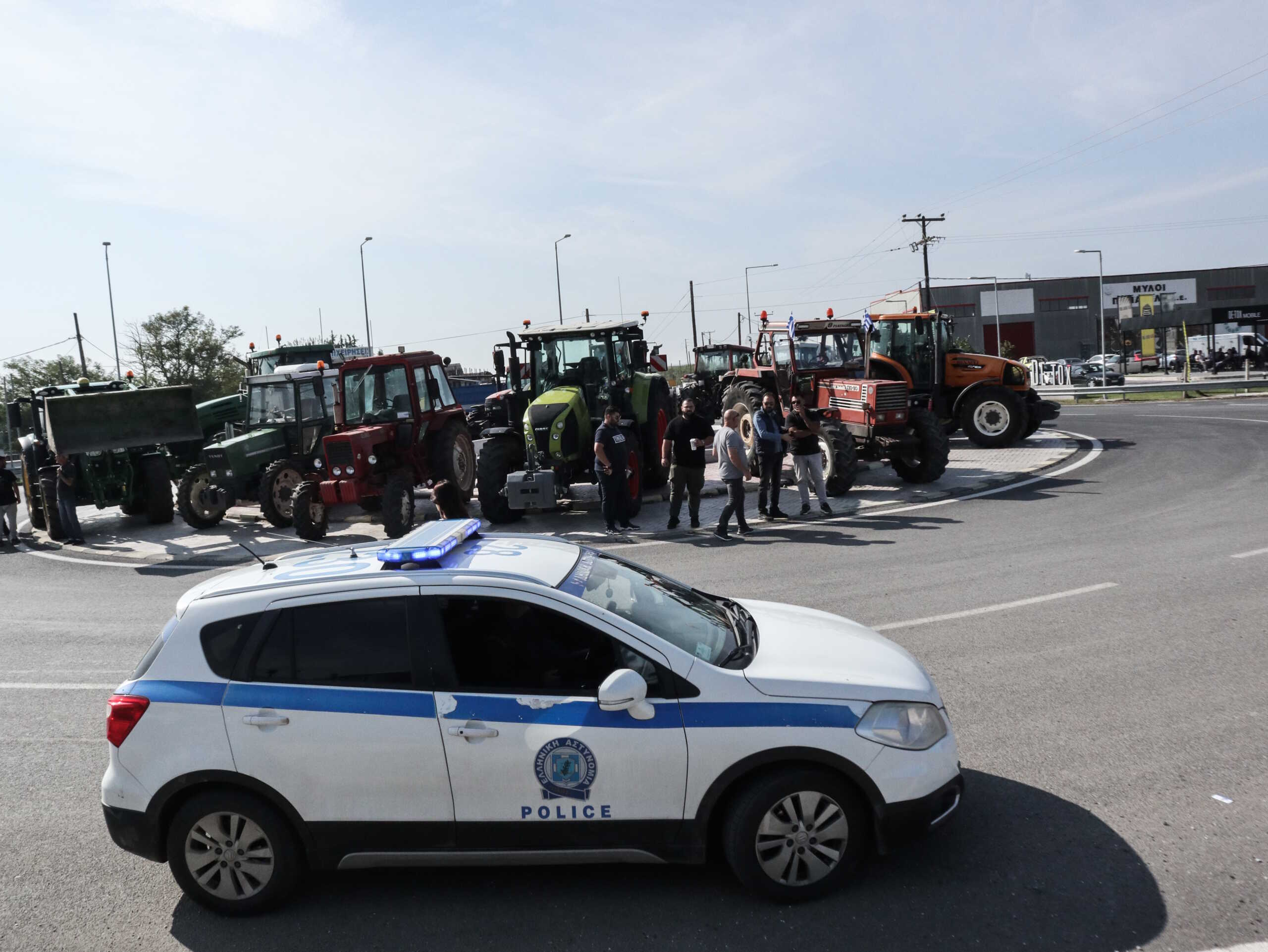 Θεσσαλία: Αγρότες με τρακτέρ στον Πλατύκαμπο διαμαρτυρόμενοι για τις ζημιές από τις πλημμύρες