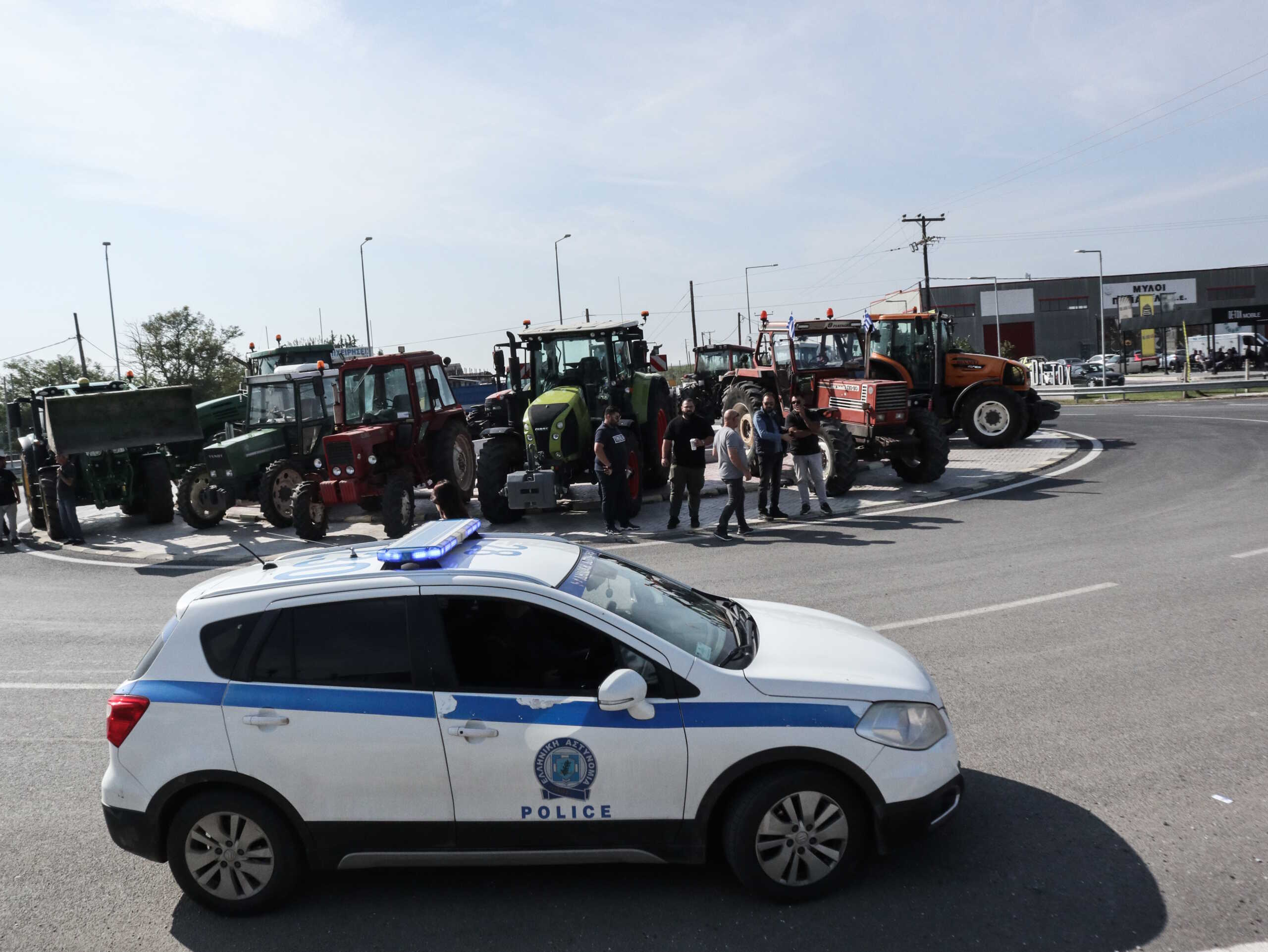 Διαμαρτυρία πλημμυροπαθών αγροτών από τις κακοκαιρίες "Daniel" και "Elias", στον Πλατύκαμπο Λάρισας, Πέμπτη 5 Οκτωβρίου 2023. Ζητούν άμεση καταγραφή και αποζημίωση 100 % για όλες τις ζημιές που προκλήθηκαν στους αγρότες, στους επαγγελματίες και στα σπίτια. Επίσης ζητούν τη λήψη μέτρων και την κατασκευή έργων προκειμένου να μην ξαναγίνει τέτοια καταστροφή.
(ΛΕΩΝΙΔΑΣ ΤΖΕΚΑΣ
