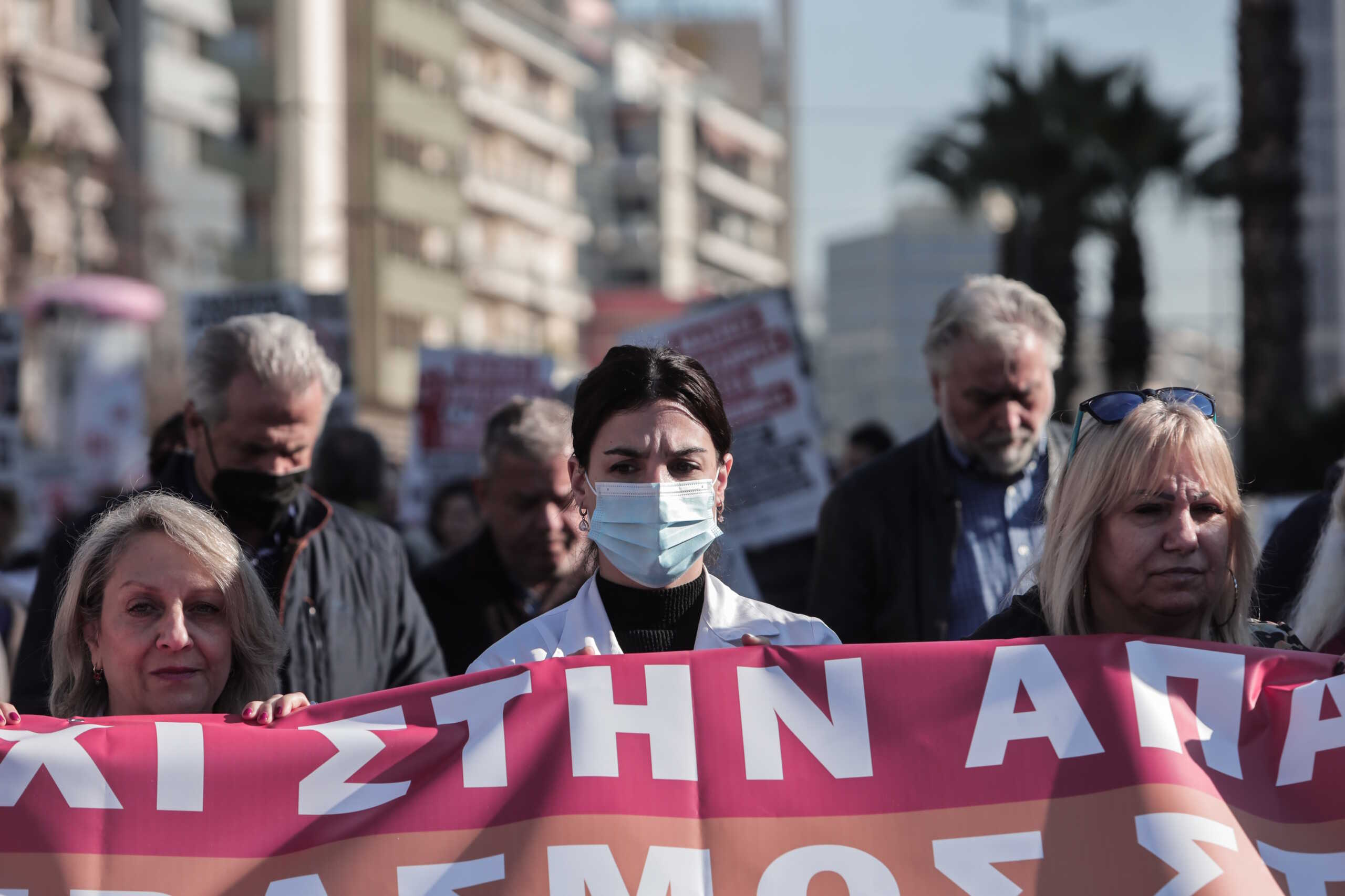 Απεργιακή συγκέντρωση γιατρών και εργαζομένων στα νοσοκομεία στην Πλατεία Μαβίλη και πορεία στο Μέγαρο Μαξίμου, στη Βουλή, στο υπουργείο Οικονομικών για να καταλήξει στο Υπουργείο Υγείας, Τετάρτη 22 Φεβρουαρίου 2023. Οι ομοσπονδίες ΟΕΝΓΕ και ΠΟΕΔΗΝ τάσσονται κατά της ιδιωτικοποίησης της υγείας με δεδομένο ότι η κυβέρνηση το τελευταίο διάστημα προωθεί ακόμη και τη αλλαγή του νομικού καθεστώτος των νοσοκομείων όπως το ογκολογικό του Παίδων Αγία Σοφία.
(ΚΩΣΤΑΣ ΤΖΟΥΜΑΣ