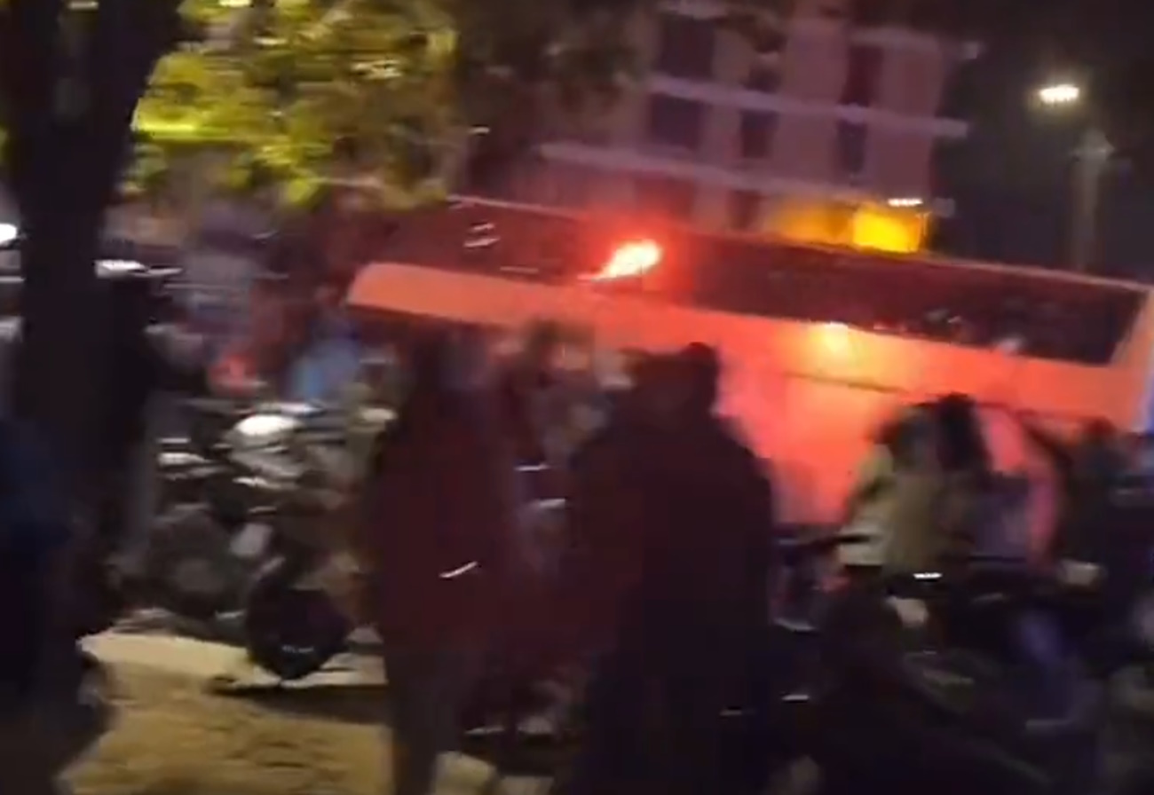 Μαρσέιγ – Λιόν: Η στιγμή της επίθεσης σε πούλμαν που μετέφερε οπαδούς των φιλοξενουμένων με φωτοβολίδα