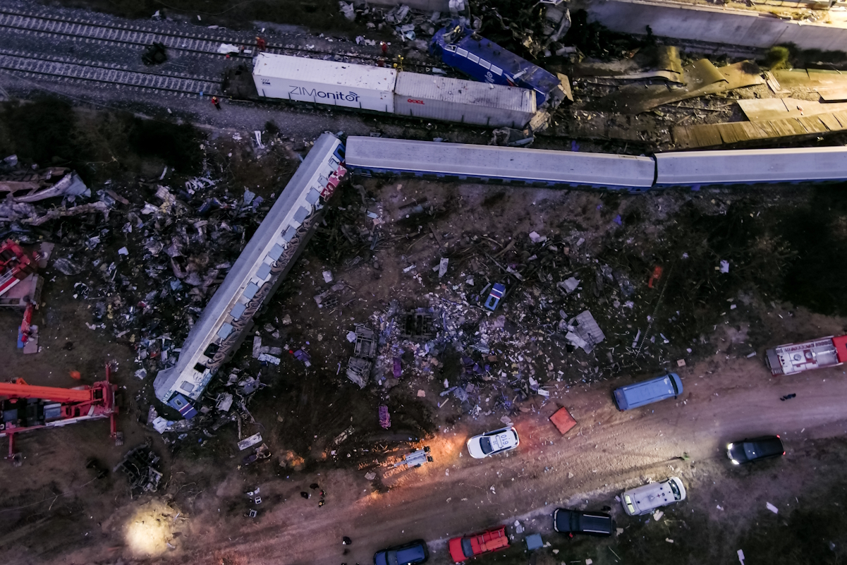 Τέμπη: Φόβοι για εκταφές μετά τα ευρήματα – Οργισμένα ξεσπάσματα από συγγενείς θυμάτων