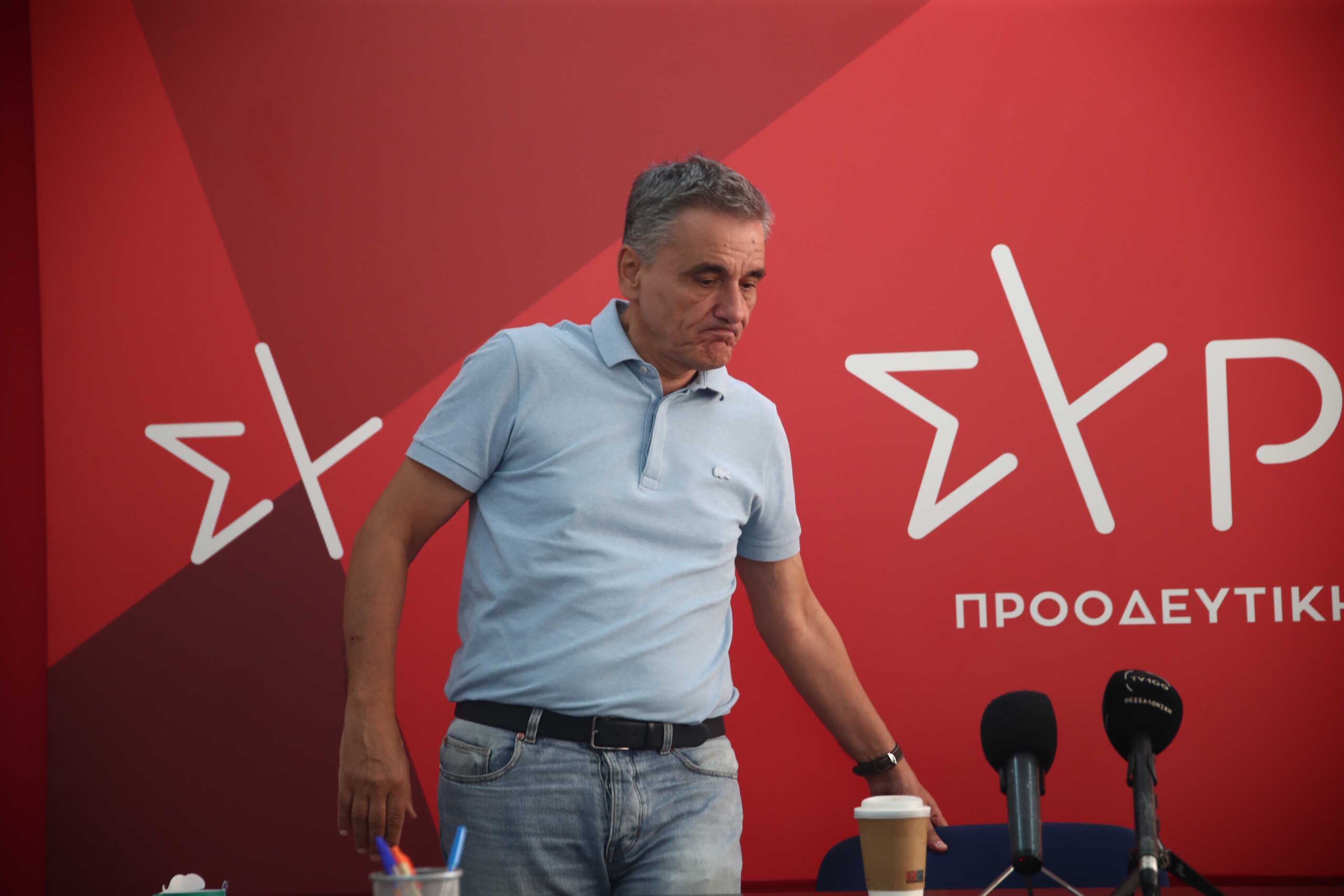 Ο Ευκλείδης Τσακαλώτος ανοίγει την πόρτα της εξόδου από τον ΣΥΡΙΖΑ – Δραματική η συνεδρίαση της Πολιτικής Γραμματείας