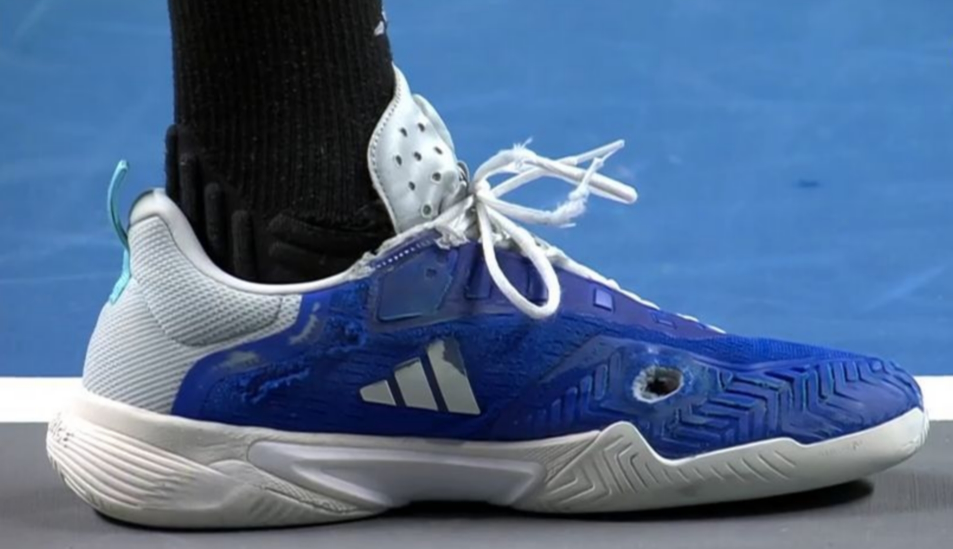Ντανίλ Μεντβέντεφ – Στέφανος Τσιτσιπάς: Mε τρύπα στο παπούτσι αγωνίστηκε ο Έλληνας αθλητής