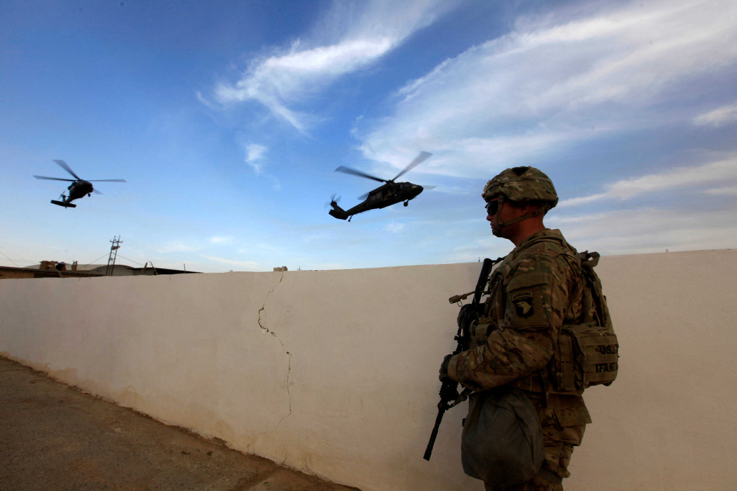 FILE PHOTO: A U.S army soldier stands with his weapon at a military base in the Makhmour area near Mosul during an operation to attack Islamic State militants in Mosul, Iraq, October 18, 2016. REUTERS