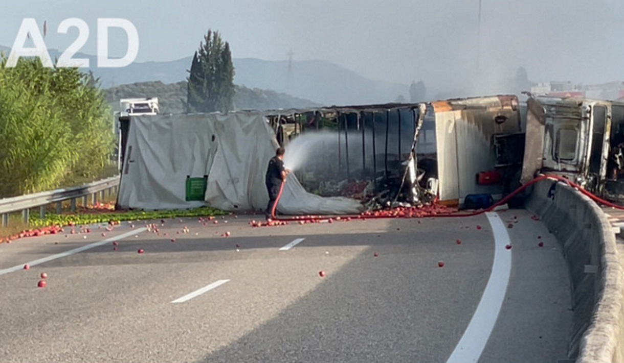 Ιονία Οδός: Φορτηγό τυλίχθηκε στις φλόγες και έκλεισε ο δρόμος