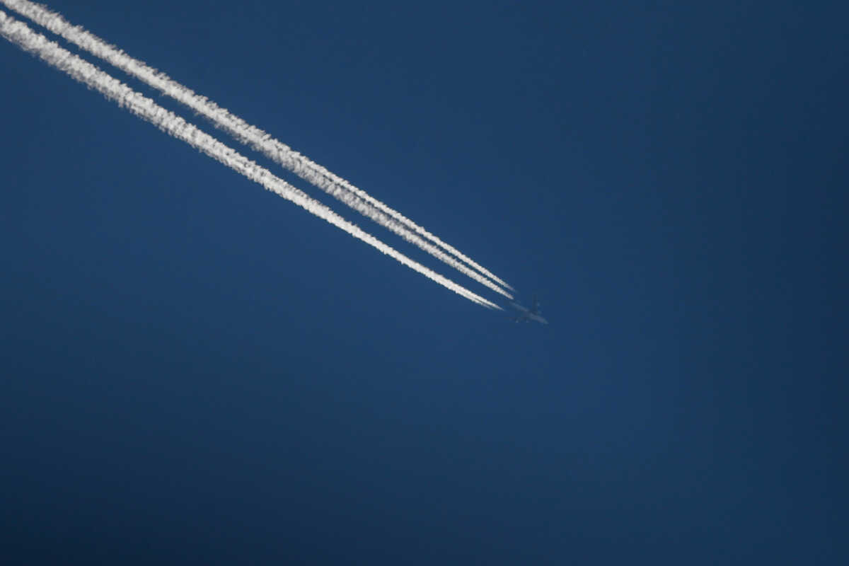 Ακτιβιστής αρνείται να μπει σε αεροπλάνο για να προστατεύσει το κλίμα και κινδυνεύει με απόλυση