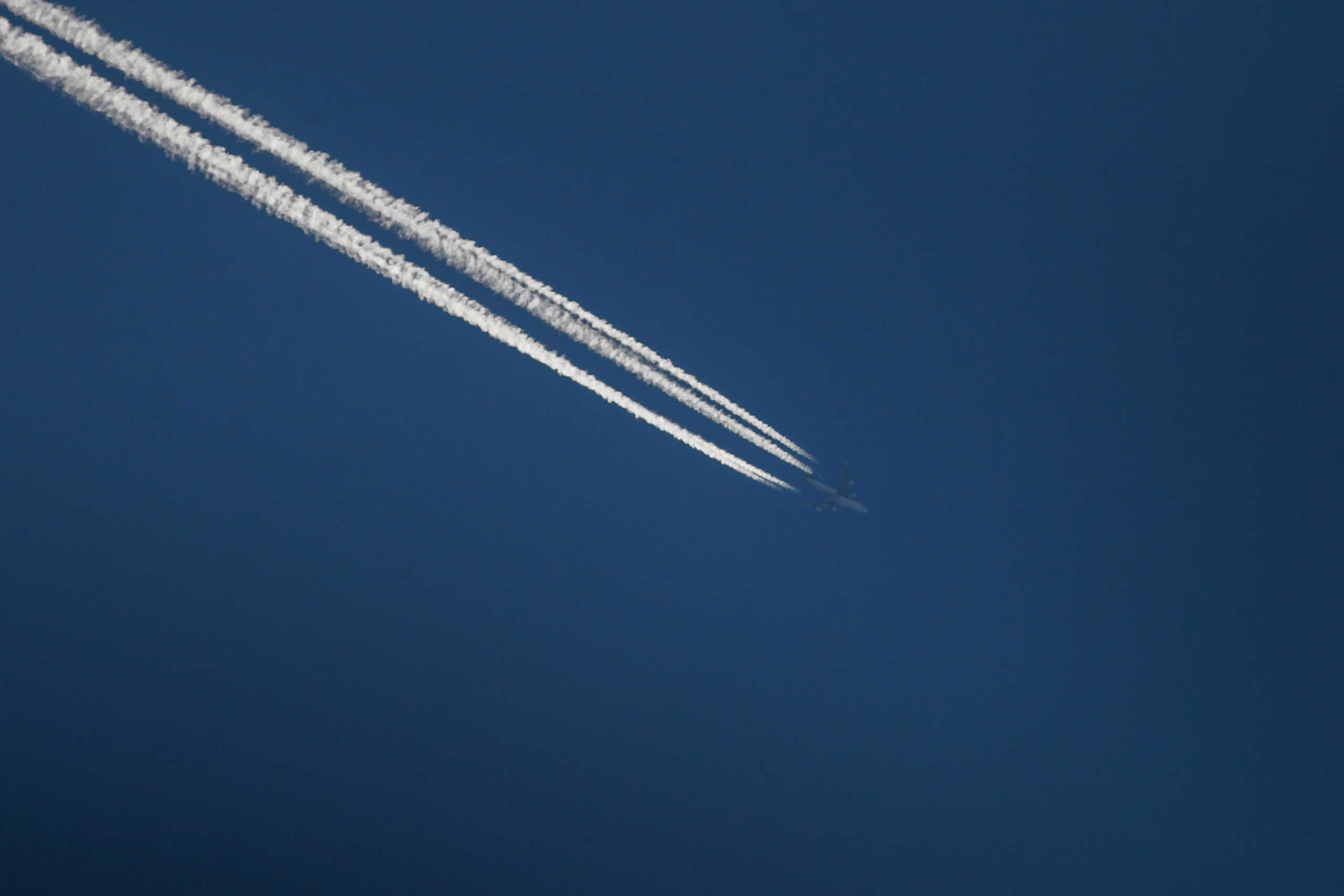 Ίχνη συμπύκνωσης(contrails) πίσω από αεροσκάφος που πετά στον ουρανό πάνω από την πόλη των Τρικάλων.
(ΘΑΝΑΣΗΣ ΚΑΛΛΙΑΡΑΣ