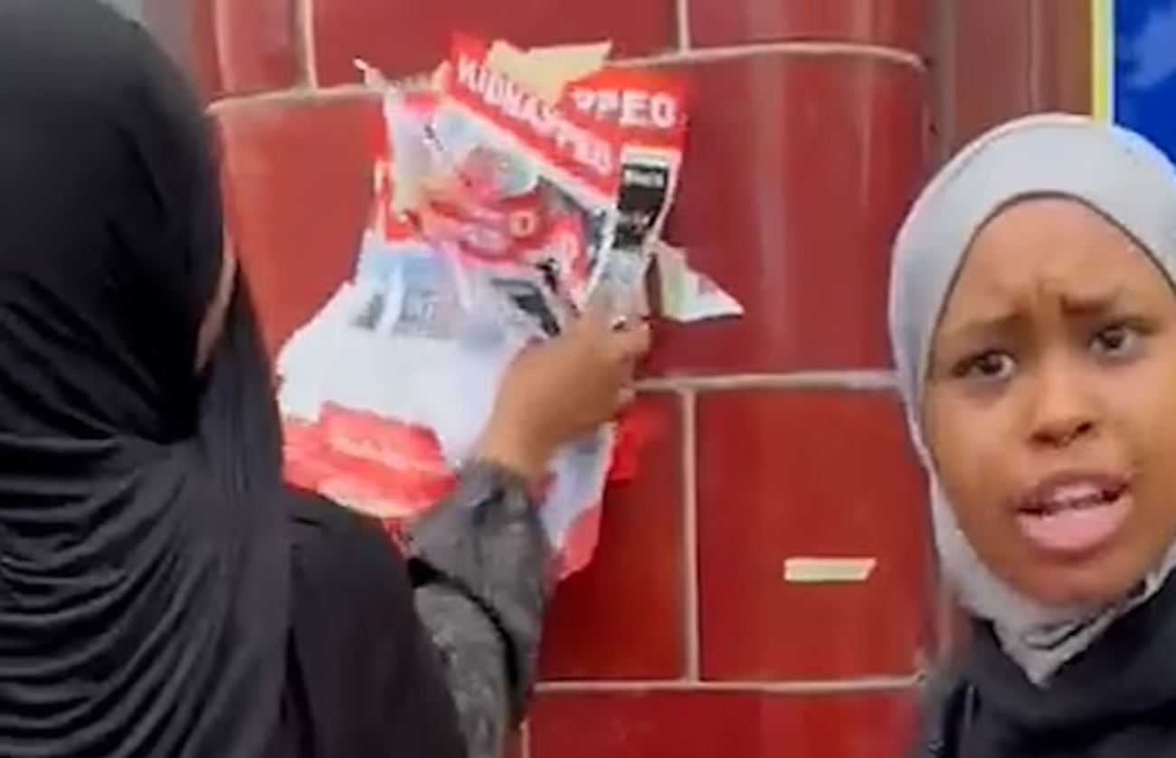 Πόλεμος στο Ισραήλ: Γυναίκες στο Λονδίνο σκίζουν αφίσες με πρόσωπα Ισραηλινών ομήρων
