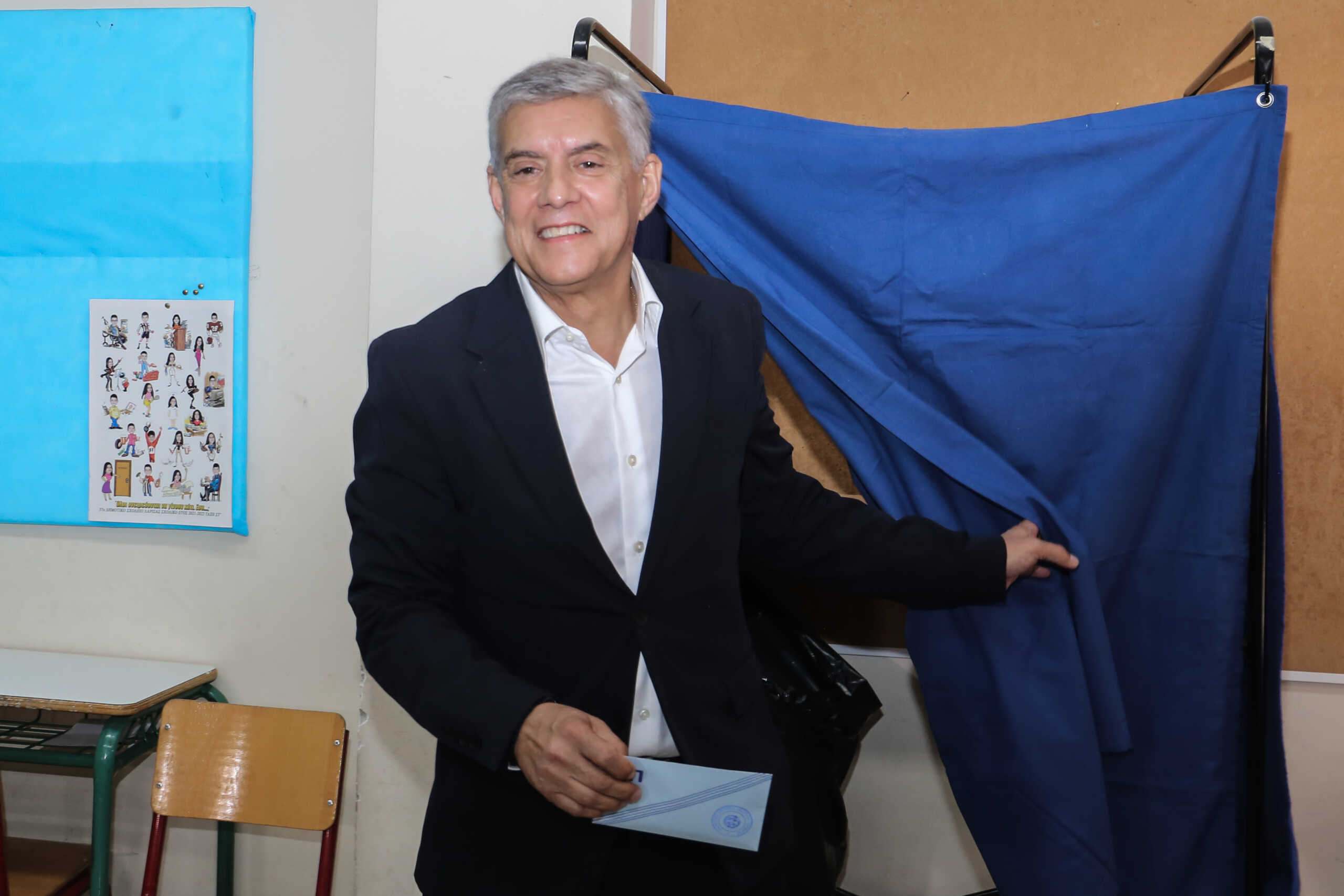 Ψηφοφορία για τον δεύτερο γύρο των αυτοδιοικητικών εκλογών από τον υποψήφιο Περιφερειάρχη Θεσσαλίας Κώστα Αγοραστό, Κυριακή 15 Οκτωβρίου 2023. 
(ΛΕΩΝΙΔΑΣ ΤΖΕΚΑΣ