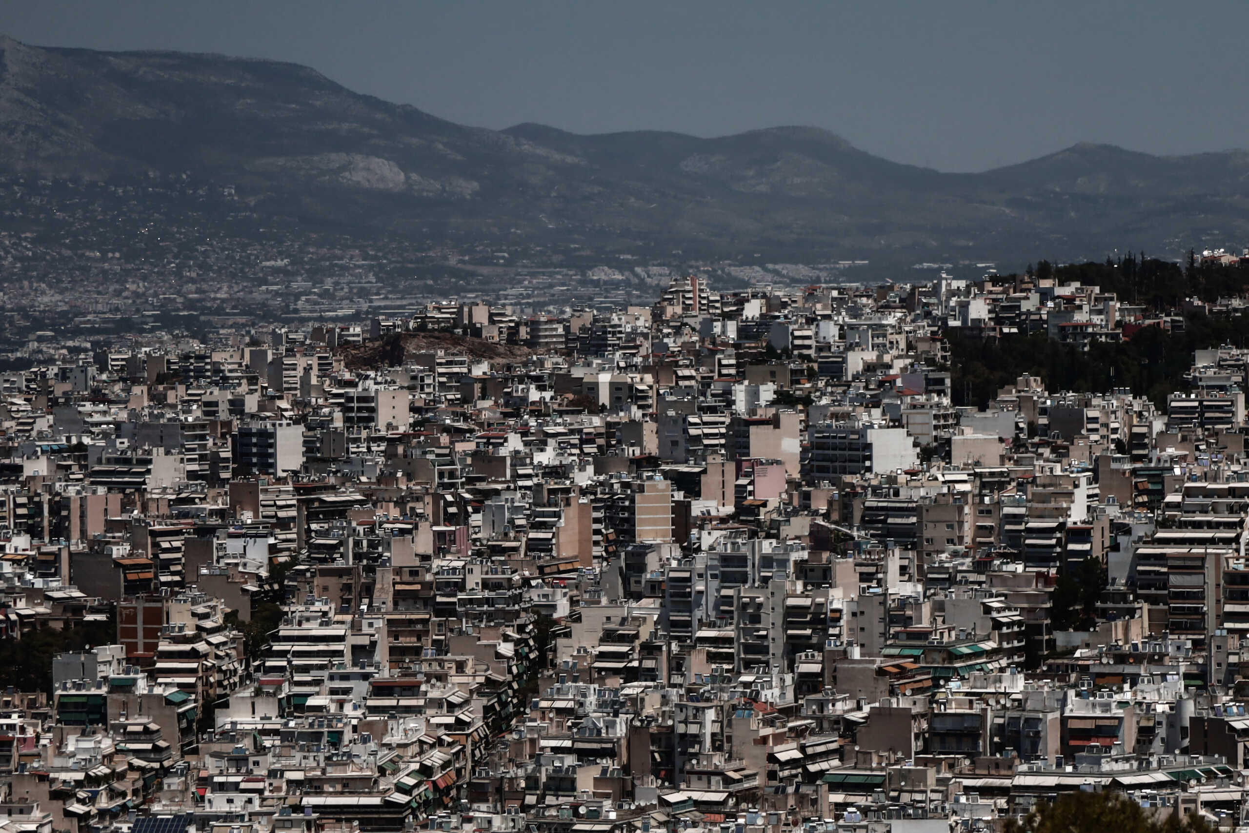 Στιγμιότυπο της Αθήνας από τον λόφο του Λυκαβηττού, Δευτέρα 17 Ιουλίου 2023.
(ΚΩΣΤΑΣ ΤΖΟΥΜΑΣ