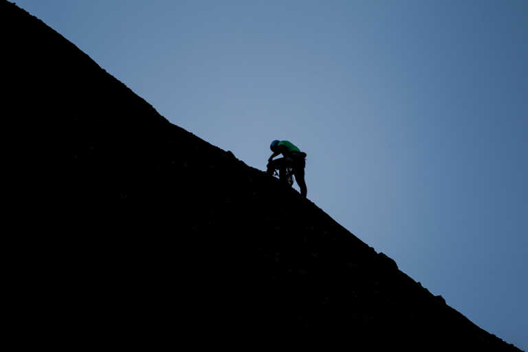Σε τεντωμένο σχοινί από βράχο σε βράχο: Τι είναι το Highlining που έκανε ο ορειβάτης που σκοτώθηκε στην Κρήτη
