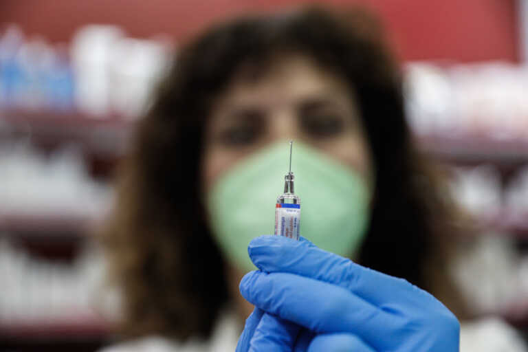 Ξεπέρασαν τις 55.000 οι εμβολιασμοί και τα ραντεβού για τον κορονοϊό  - Χωρίς συνταγή το αντιγριπικό από αύριο