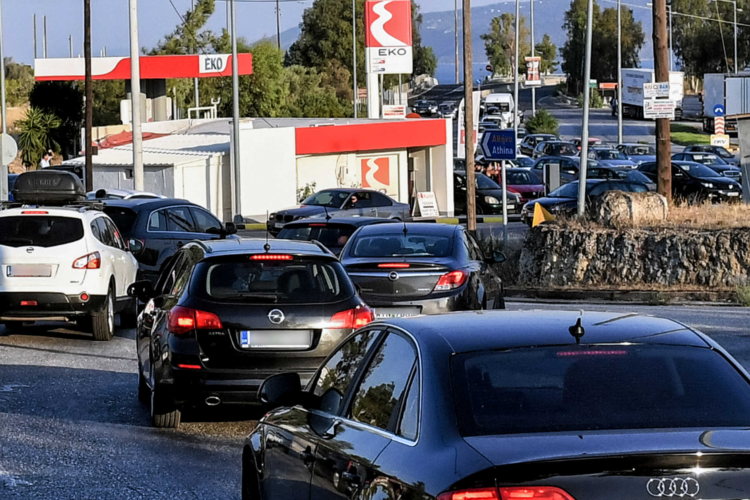 Φωτιά σε βυτιοφόρο με 7 τόνους υγραέριο στην Κακιά Σκάλα - Κλειστή η Αθηνών-Κορίνθου.