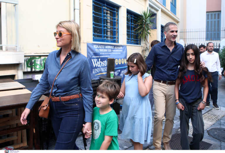 Στην κάλπη με τα παιδιά του και τη Σία Κοσιώνη ο Κώστας Μπακογιάννης - «Ψηφίζουμε για το σπίτι μας, για τη γειτονιά μας»