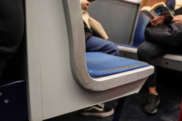 Ζευγάρι τουριστών έζησε εφιάλτη με κοριούς σε τρένο – Ανέβασαν βίντεο στο Instagram γεμάτοι σημάδια