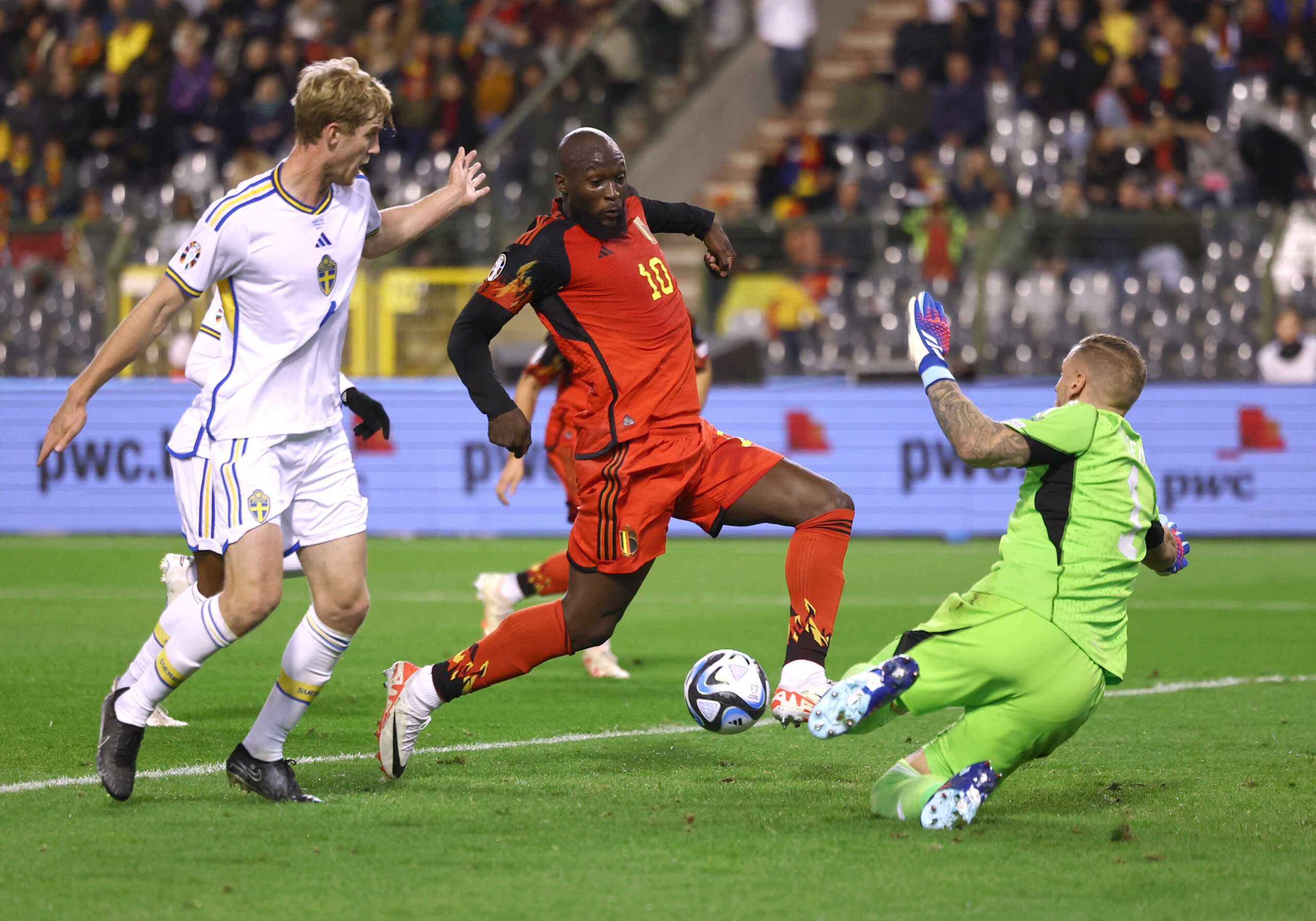 Soccer Football - Euro 2024 Qualifier - Group F - Belgium v Sweden - King Baudouin Stadium, Brussels, Belgium - October 16, 2023 Belgium's Romelu Lukaku in action with Sweden's Robin Olsen REUTERS