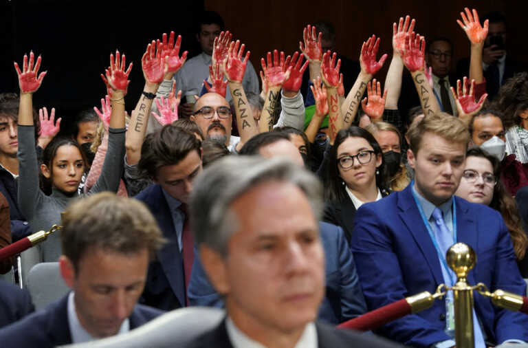Αντιπολεμικοί διαδηλωτές διέκοψαν την ακρόαση Μπλίνκεν και Όστιν στο Κογκρέσο με βαμμένα κόκκινα χέρια και συνθήματα