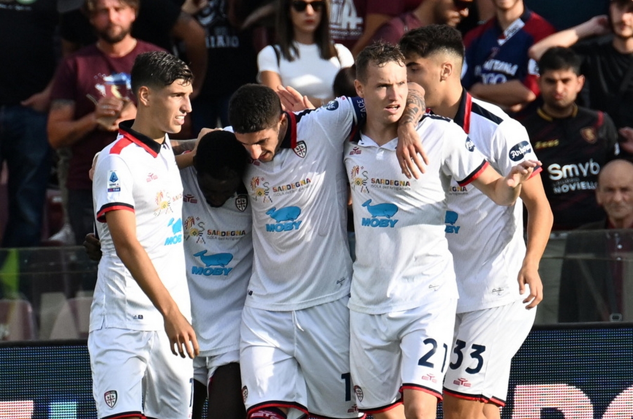 epa10932930 Cagliari's Luvumbo Zito (2-L) celebrates with his teammates after scoring a goal during the Italian Serie A soccer match US Salernitana vs Cagliari Calcio at the Arechi stadium in Salerno, Italy, 22 October 2023.  EPA