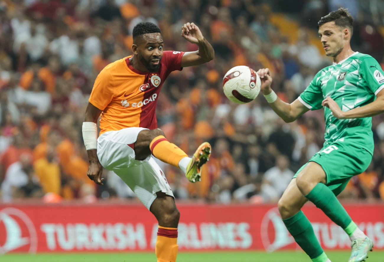 epa10801868 Cedric Bakambu (L)  of Galatasaray in action against Ahmet Muhamedbegovic (R) of NK Olimpija during the UEFA Champions League third qualifying round, second leg soccer match between Galatasray Istanbul and NK Olimpija Ljubljana in Istanbul, Turkey, 15 August 2023.  EPA