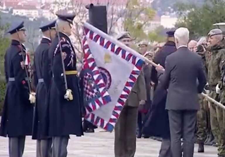 Ο πρόεδρος της Τσεχίας έφερε κατά λάθος κοντάρι σημαίας στο κεφάλι αξιωματικού