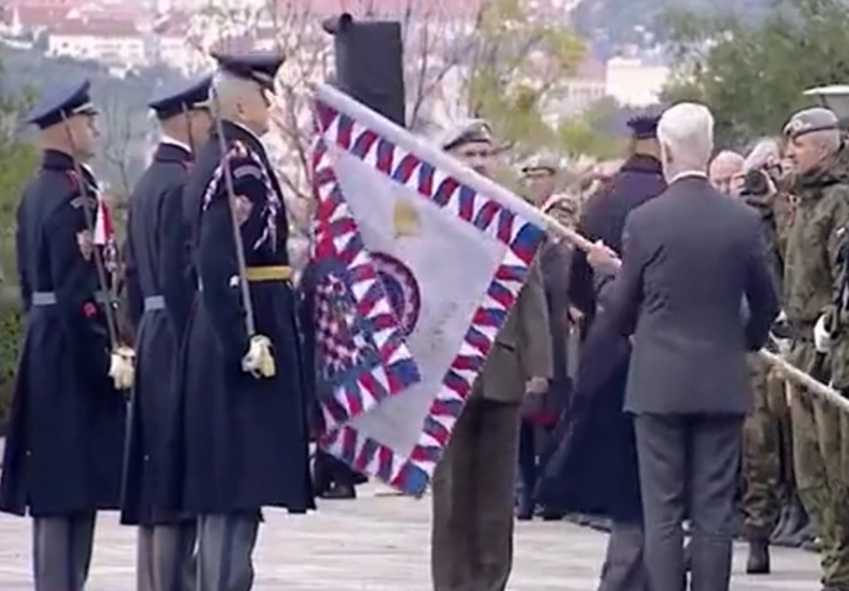 Τσεχία: Ο πρόεδρος της χώρας έφερε κατά λάθος κοντάρι σημαίας στο κεφάλι αξιωματικού