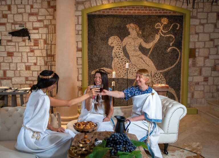 Μέσα στο εστιατόριο της Χαλκιδικής που σερβίρει πιάτα της βυζαντινής και αρχαιοελληνικής κουζίνας