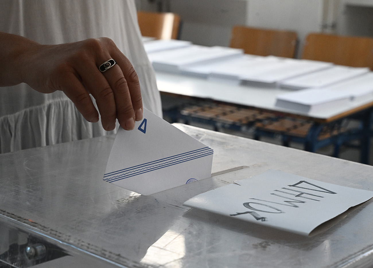 Στιγμιότυπο από την ψηφοφορία για τις δημοτικές και περιφερειακές εκλογές σε εκλογικό τμήμα του Βύρωνα Αττικής, Κυριακή 8 Οκτωβρίου 2023. 
(ΤΑΤΙΑΝΑ ΜΠΟΛΑΡΗ