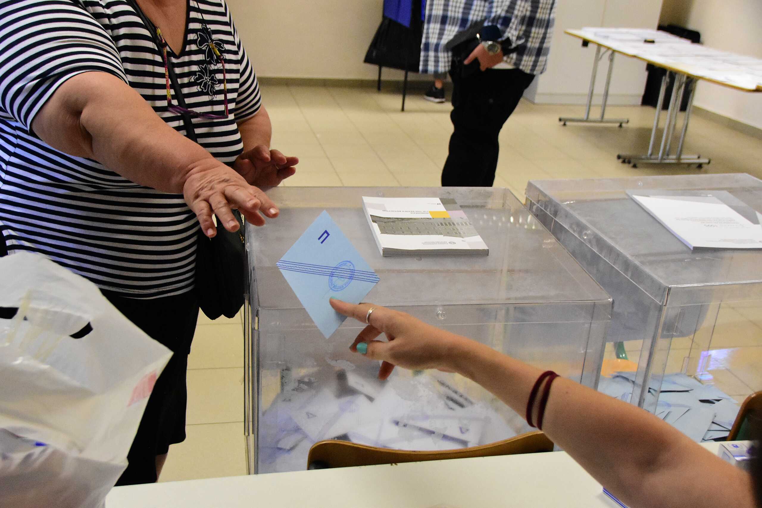 ΑΡΓΟΛΙΔΑ - Στιγμιότυπο από την ψηφοφορία για τις δημοτικές και περιφερειακές εκλογές σε εκλογικό τμήμα της Αργολίδας Κυριακή 8 Οκτωβρίου 2023. (ΒΑΣΙΛΗΣ ΠΑΠΑΔΟΠΟΥΛΟΣ