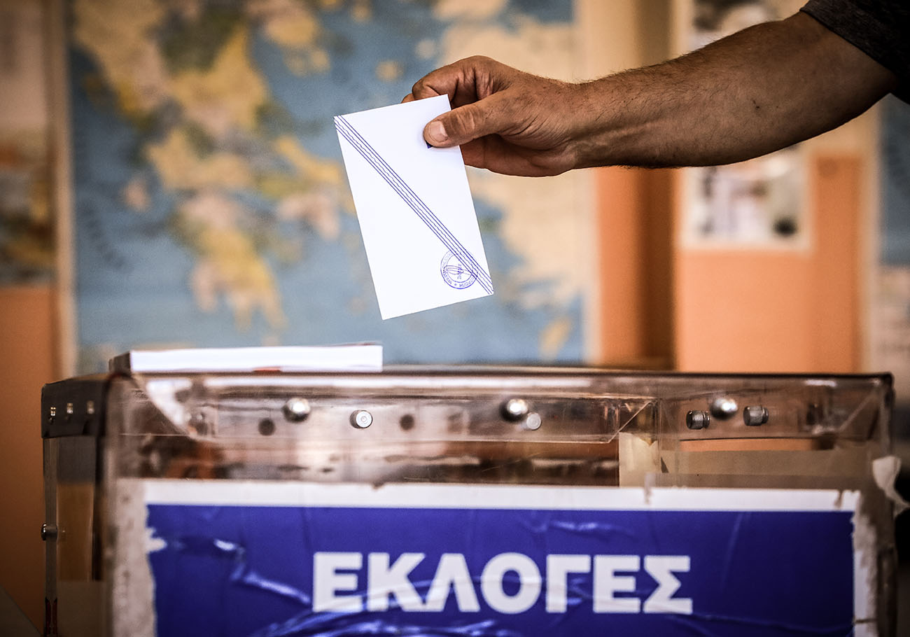 Στιγμιότυπο από την ψηφοφορία για τον δεύτερο γύρο των αυτοδιοικητικών εκλογών σε εκλογικό τμήμα του Νέου Κόσμου Αττικής, Κυριακή 15 Οκτωβρίου 2023. 
(ΓΙΑΝΝΗΣ ΠΑΝΑΓΟΠΟΥΛΟΣ