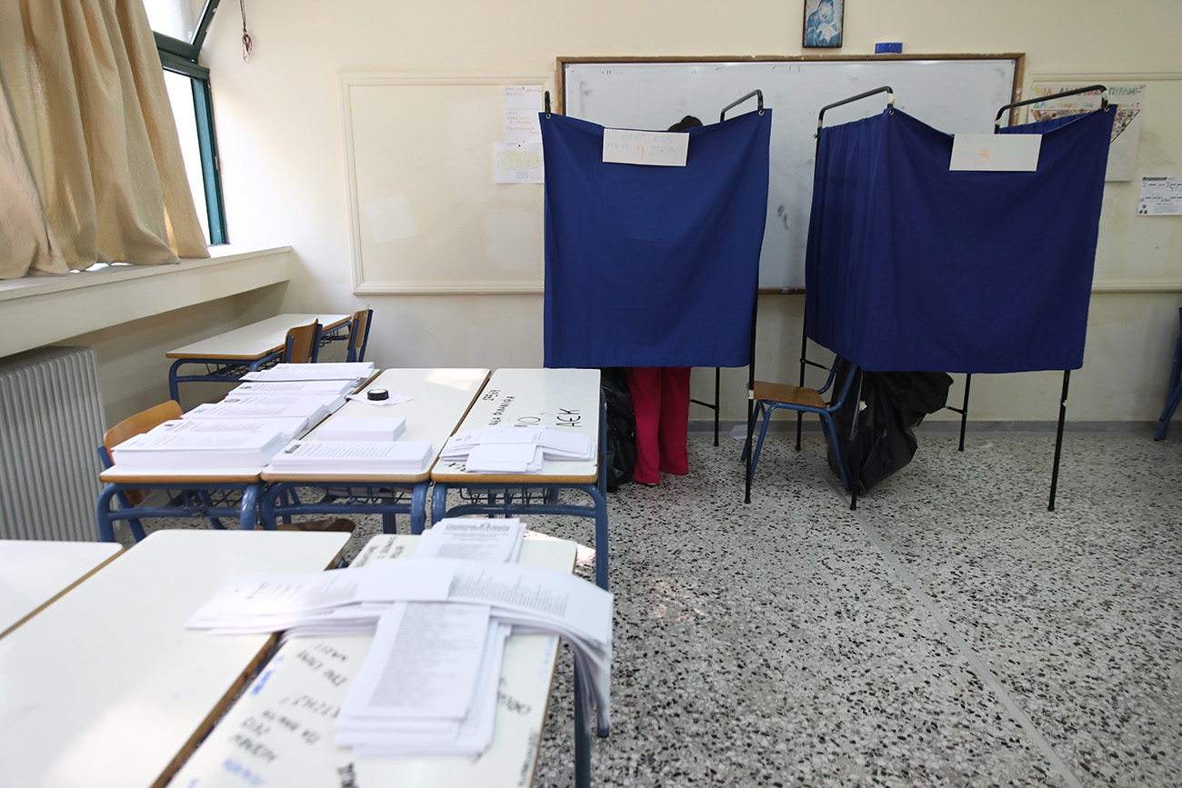 Στιγμιότυπο από την ψηφοφορία για τις δημοτικές και περιφερειακές εκλογές σε εκλογικό τμήμα της Νέας Σμύρνης Αττικής, Κυριακή 8 Οκτωβρίου 2023. 
(ΓΙΑΝΝΗΣ ΠΑΝΑΓΟΠΟΥΛΟΣ