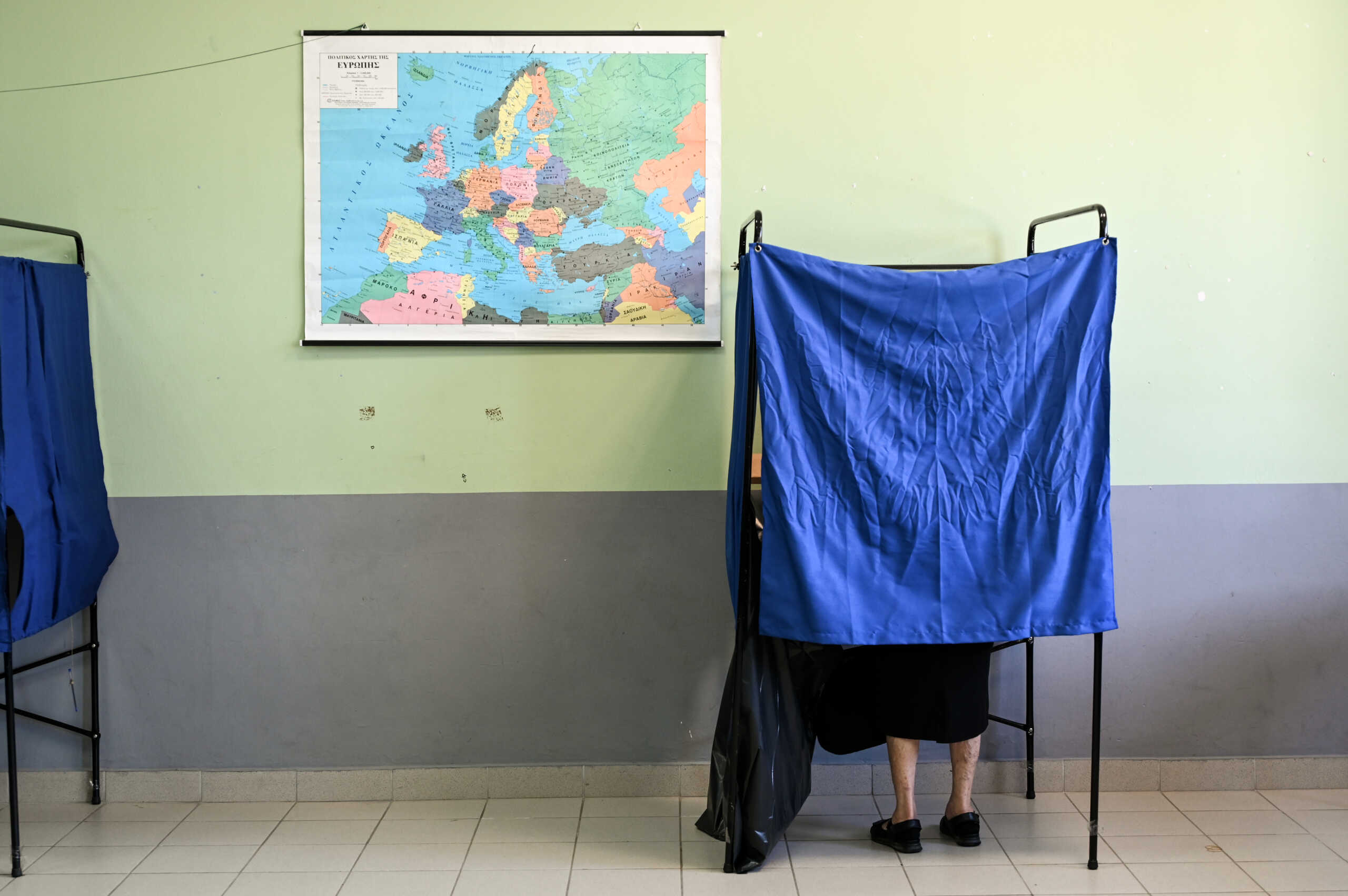 Στιγμιότυπο από την εκλογική διαδικασία σε εκλογικό τμήμα της Αθήνας, Κυριακή 25 Ιουνίου 2023. 
(ΜΙΧΑΛΗΣ ΚΑΡΑΓΙΑΝΝΗΣ