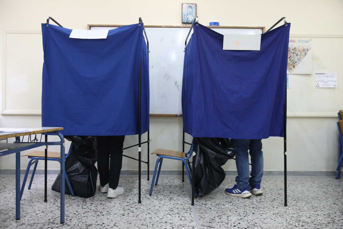 Στιγμιότυπο από την ψηφοφορία για τις δημοτικές και περιφερειακές εκλογές σε εκλογικό τμήμα της Νέας Σμύρνης Αττικής, Κυριακή 8 Οκτωβρίου 2023. 
(ΓΙΑΝΝΗΣ ΠΑΝΑΓΟΠΟΥΛΟΣ