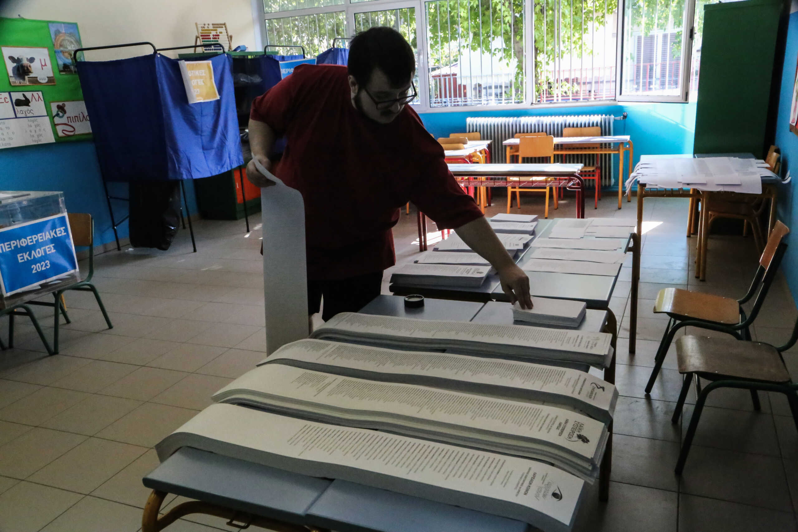 Στιγμιότυπο από την ψηφοφορία για τις δημοτικές και περιφερειακές εκλογές σε εκλογικό τμήμα της Λάρισας, Κυριακή 8 Οκτωβρίου 2023. 
(ΛΕΩΝΙΔΑΣ ΤΖΕΚΑΣ