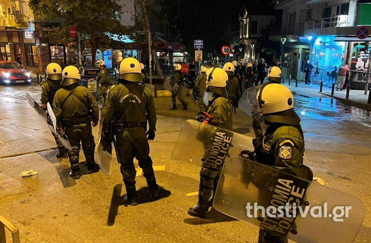 Θεσσαλονίκη: Επίθεση με βόμβες μολότοφ σε διμοιρία των ΜΑΤ έξω από το τουρκικό προξενείο