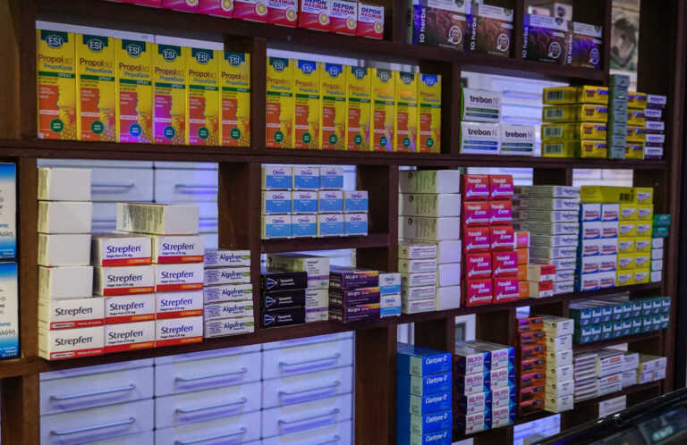 Έκκληση φαρμακαποθηκάριων σε Χρυσοχοΐδη: Σταμάτα την «παράλογη» απαγόρευση εξαγωγών σε δεκάδες σκευάσματα