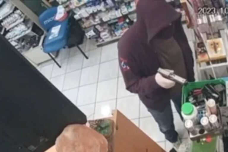 Η στιγμή που άγνωστος απειλεί με όπλο φαρμακοποιό στο Χολαργό – Άρπαξε τις εισπράξεις της ημέρας και εξαφανίστηκε