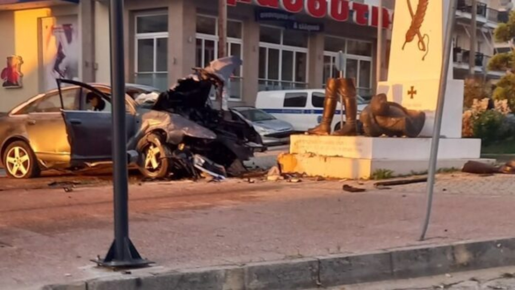 Φλώρινα: Σμπαράλια το αυτοκίνητο που έπεσε πάνω σε άγαλμα – Νεκροί 25χρονος και 80χρονος