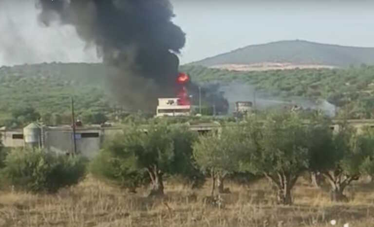 Τέθηκε υπό έλεγχο η μεγάλη φωτιά σε εργοστάσιο στην Αυλίδα