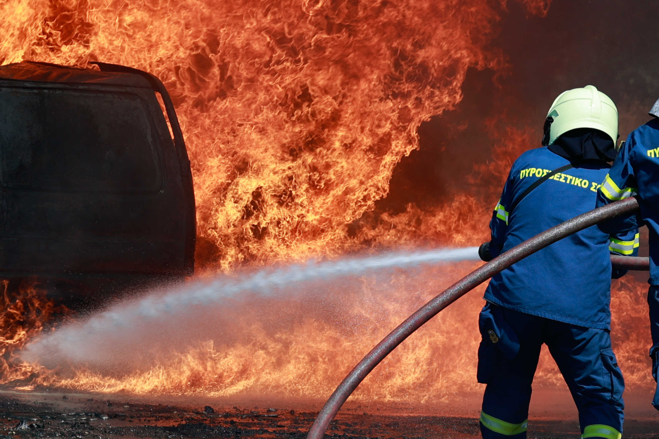 Χαλκιδική: Φωτιά έκανε στάχτη αυτοκίνητο μετά τη βλάβη που διαπίστωσε ο οδηγός του