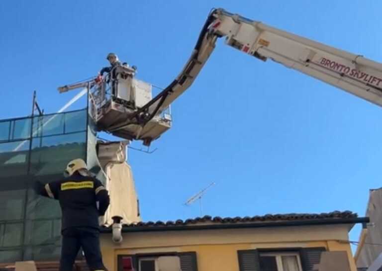 Δείτε το ειδικό βραχιονοφόρο όχημα της πυροσβεστικής που έσπευσε για φωτιά σε σπίτι της Κέρκυρας