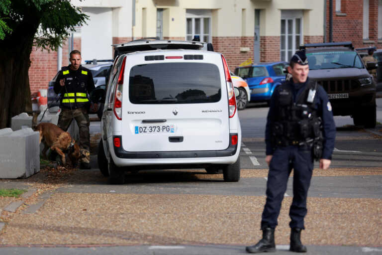 Η αστυνομία στο Παρίσι πυροβόλησε γυναίκα που υποστήριζε την τρομοκρατία - Φώναζε «Αλλαχού Ακμπαρ»